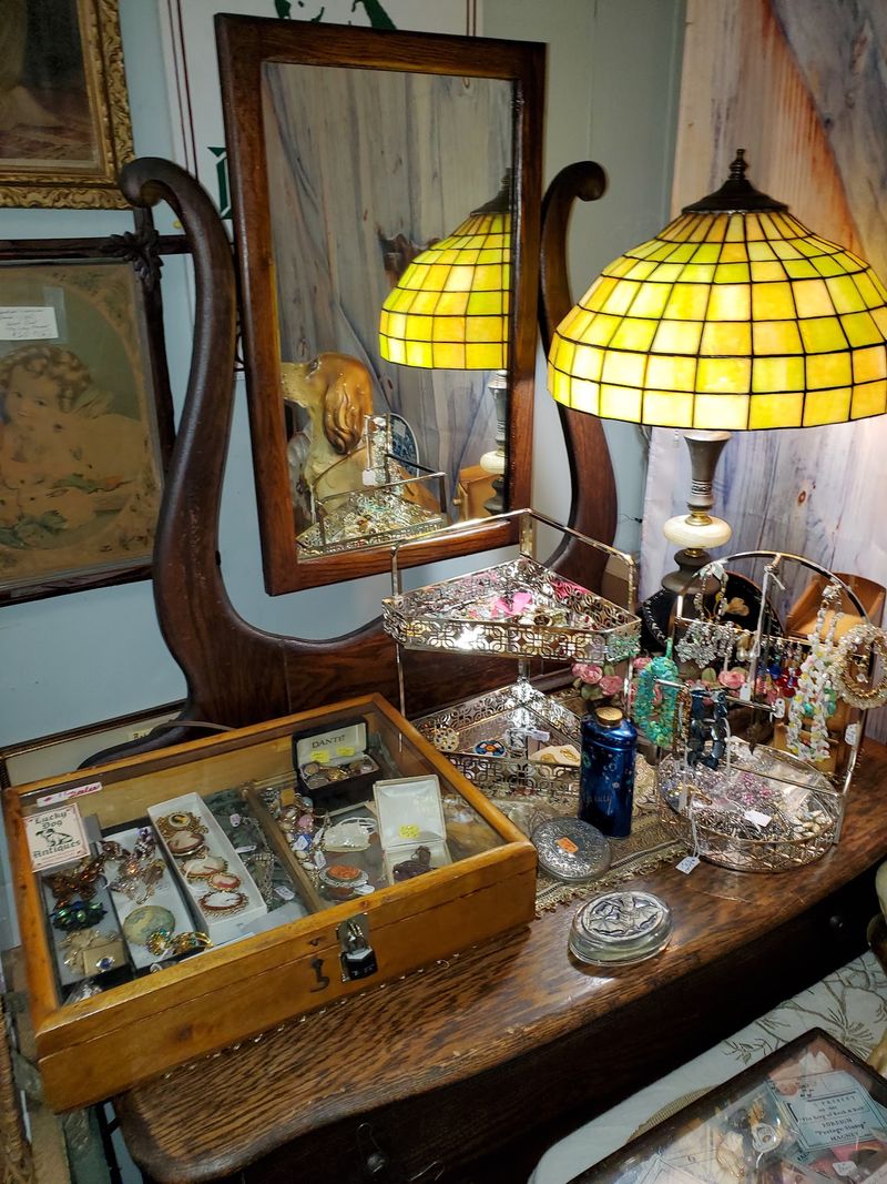 Vintage Jewelry That Sparkles Without Breaking the Bank