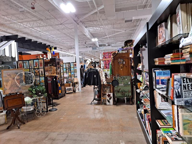 Vinyl, Comics And Pop Culture Finds