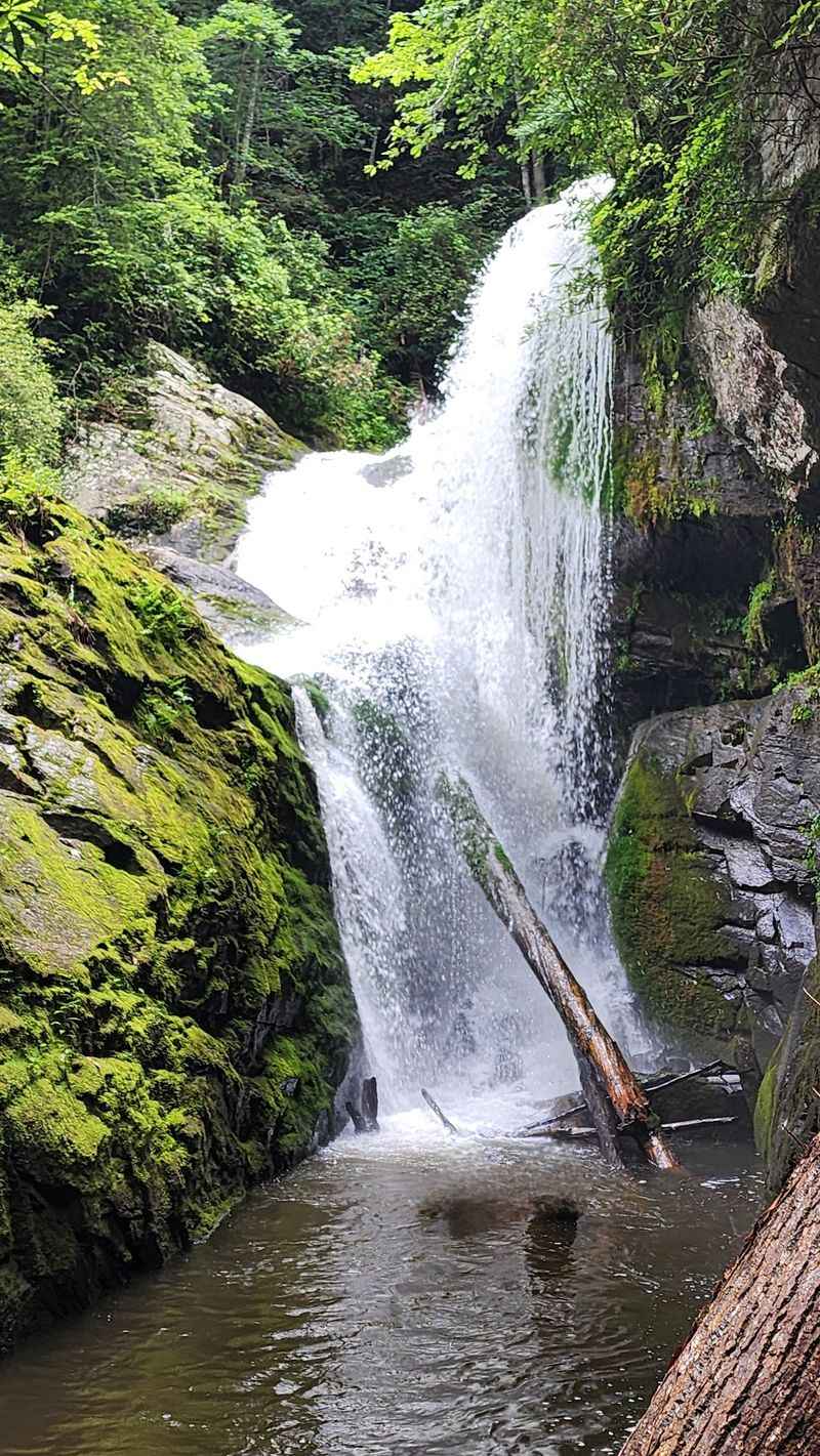 Waterfalls You Can Reach by Boat Waterfalls You Can Reach by Boat