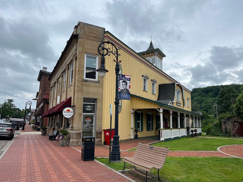 Who Thrives In A Town Like This