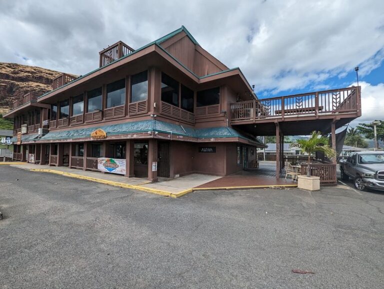 On Hawaii’s Rural West Side, This Casual Local Cafe Is Worth The Drive For Breakfast By The Beach