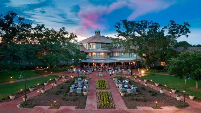 This Grand Alabama Hotel Has Been Welcoming Guests In Timeless Southern Style Since 1847