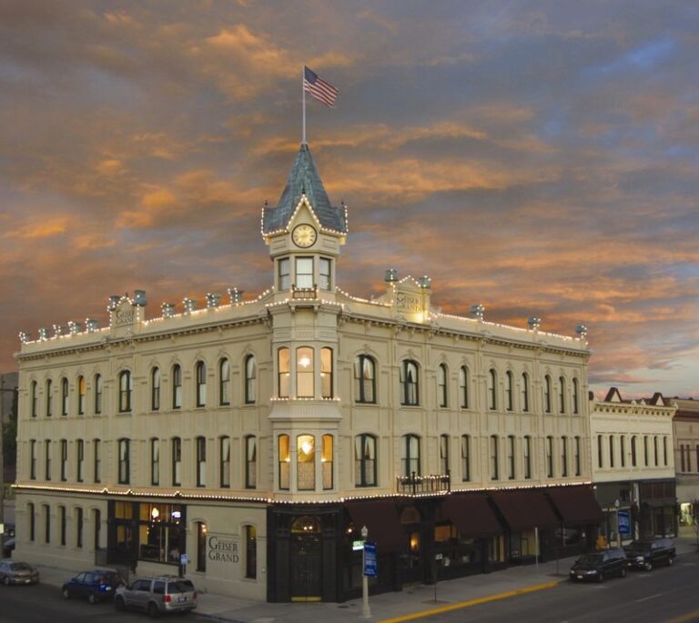 Baker City’s Grand 1889 Hotel Lets You Sleep Surrounded By Gold-Rush History