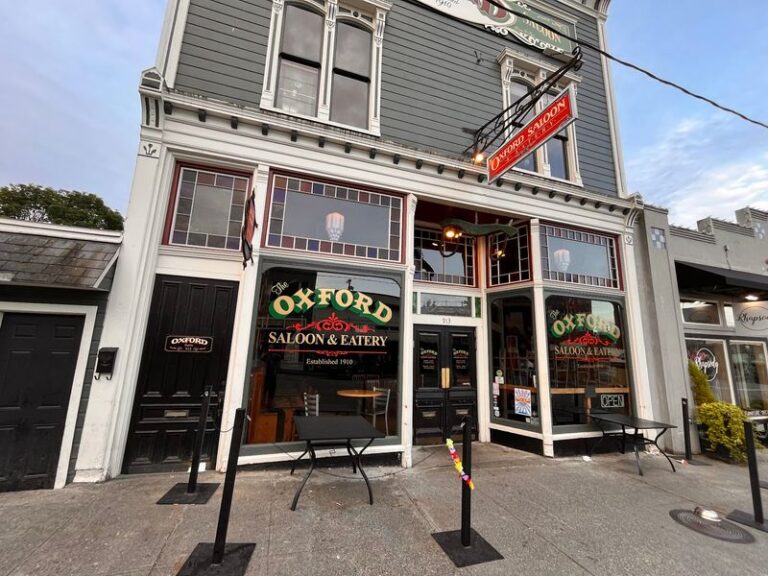 This Tiny Washington Steakhouse Has Locals Driving In From Across The County For Dinner