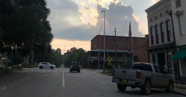 This Picturesque Alabama Town Lets Retirees Live Comfortably On A Modest Fixed Income