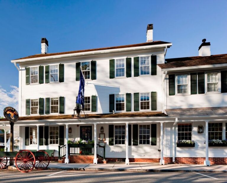 This Cozy Connecticut Tavern Has Been Pouring Pints In A Colonial Roadhouse Since The 1700s