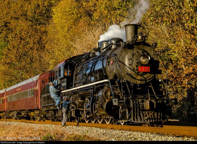 This New Jersey Steam Train Rolls Along the Delaware River and Feels Wonderfully Like Stepping Back in Time