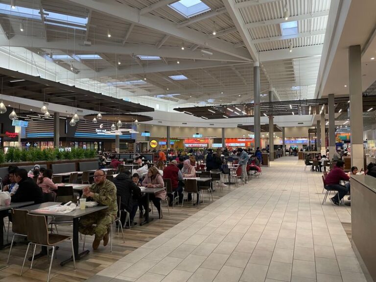 The Enormous Maryland Outlet Mall Where You’ll Find Over 200 Stores And Deep Discounts