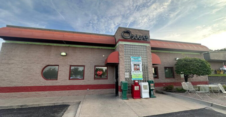 This Retro Missouri Diner Dishes Out Old-School Biscuits And Gravy, And Regulars Keep Packing Its Tables