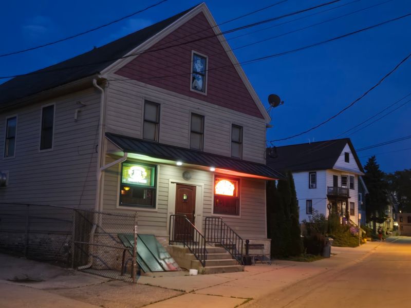 People Drive From All Over Wisconsin For The Broasted Chicken At This Tiny Corner Tavern