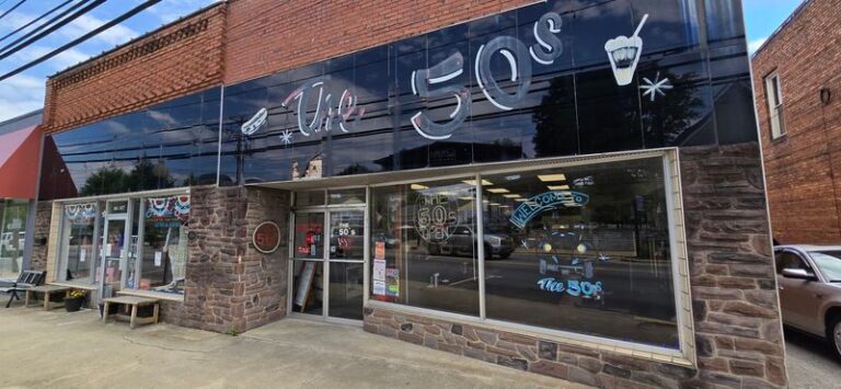 Step Back In Time At This Nostalgic 1950s-Themed Diner In Small-Town North Carolina Where Breakfast Is Home-Cooked