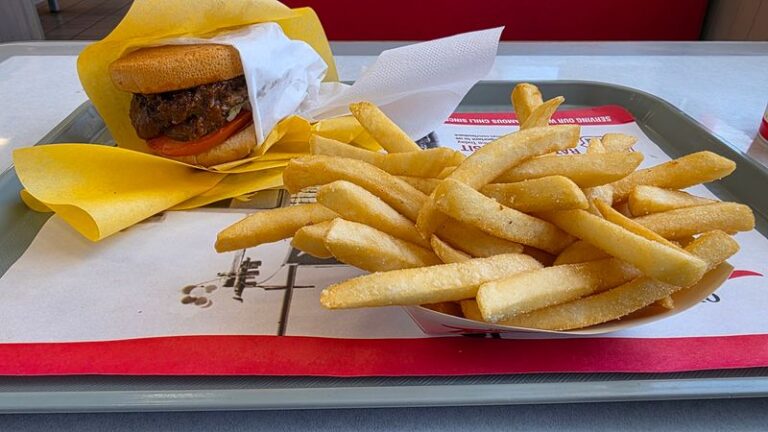 Order The Double Chili Cheeseburger At This Legendary Tommy’s Stand In Los Angeles