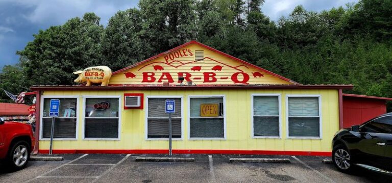Few People Know About This Out-Of-The-Way Georgia Steakhouse Serving The Best Ribs Around