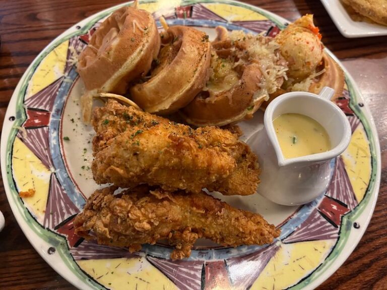 Locals Have Sworn By The Fried Chicken At This Baltimore Soul Food Joint For Decades