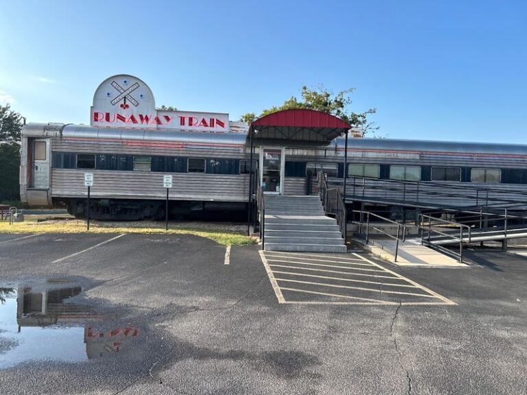 This Texas Diner Tucked Inside A Vintage Train Car Serves Burgers And Shakes Worth The Road-Trip Stop