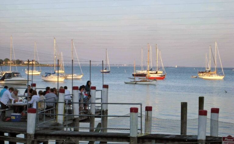 People Travel From Across Connecticut To Dine At This Legendary Waterfront Seafood Shack