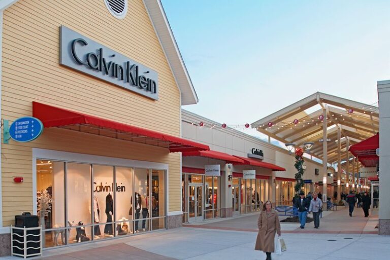 The Enormous New Jersey Outlet Mall Where You’ll Find Over 200 Stores And Deep Discounts
