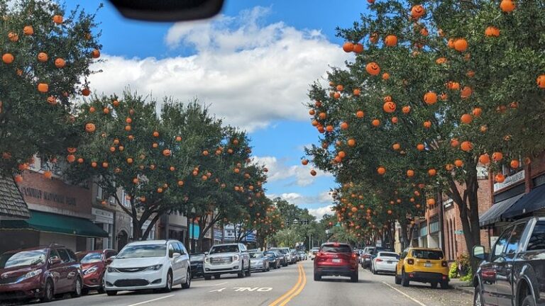 This Historic South Carolina Town Is Becoming A Favorite Among Retirees For Its Riverfront Downtown