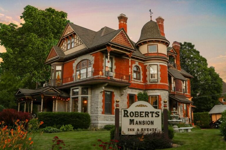 Fall Asleep Among Antiques And Stained Glass In This 1889 Victorian Mansion In Washington