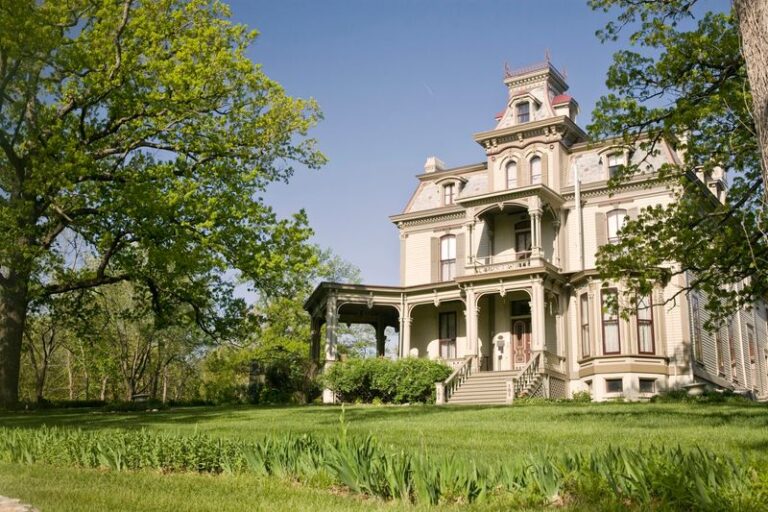 You Can Spend The Night In A Beautiful Historic Missouri Mansion Filled With Old-World Charm