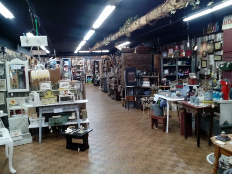 This Giant Illinois Antique Mall Is A Treasure Hunter’s Paradise Packed With Vintage Finds