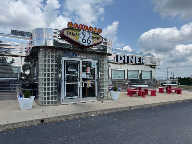 This Retro Route 66 Diner In Missouri Serves All-Day Breakfast That Feels Straight Out Of The ’50s