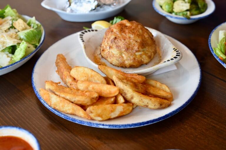 People Drive From All Over Maryland For The Crab Cakes At These 10 Beloved Small-Town Spots