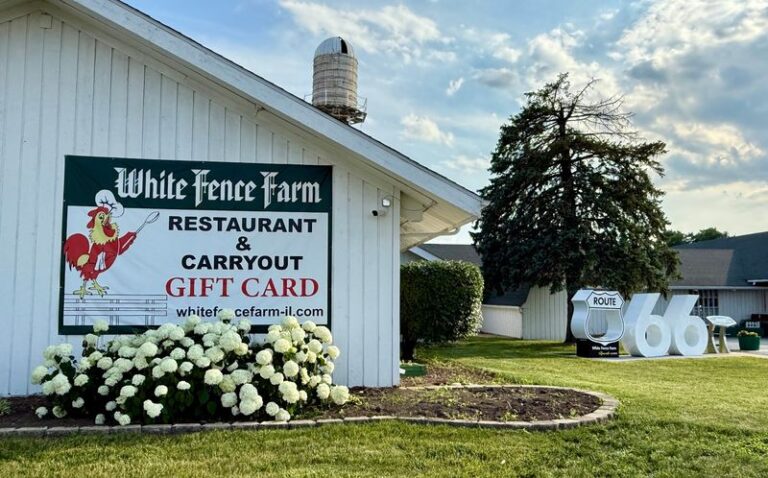 People Drive From Across Illinois Just For The Fried Chicken At This Small-Town Favorite