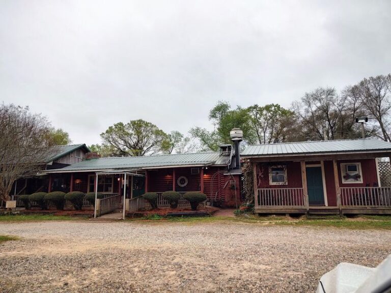 Georgia Diners Drive Way Out of Their Way for the Ribeye at This Rustic Log-Cabin Hideaway