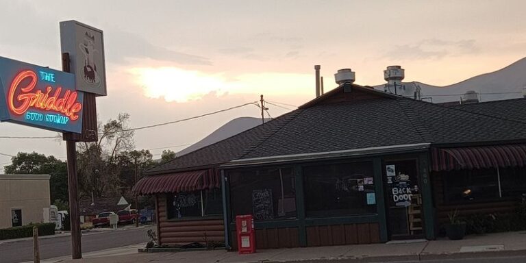 People Drive From All Over Nevada For The Massive Cheeseburger At This Old-School Roadside Diner