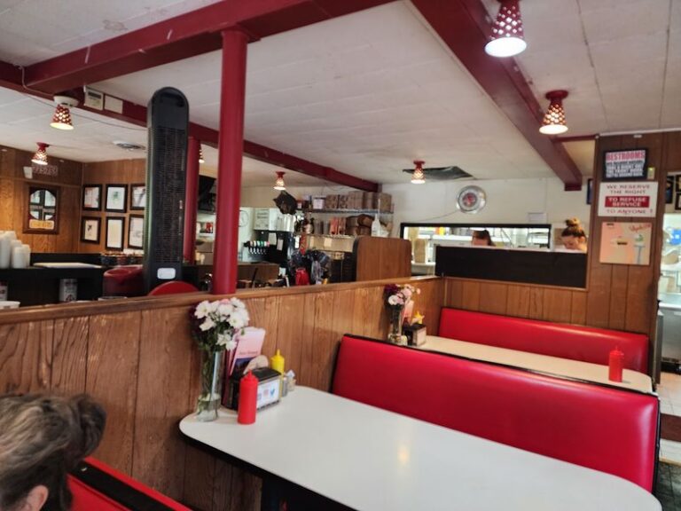 This Roadside Oregon Diner Has Been Griddling Burgers, Shakes, And Pie Since 1935 And Still Feels Frozen In Time