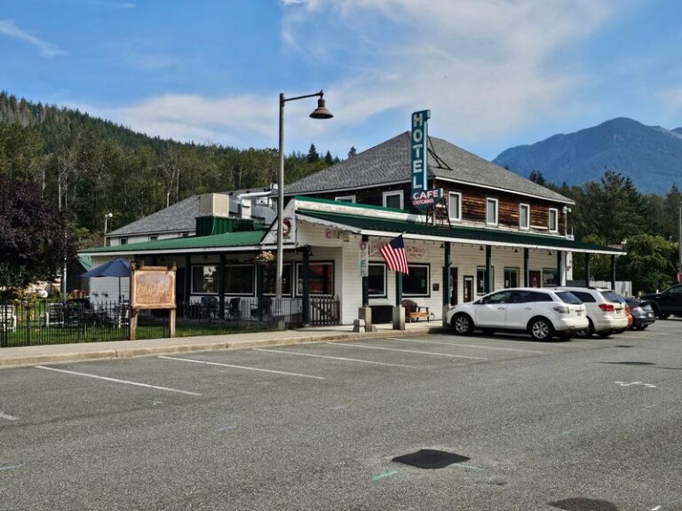 This Cozy Small-Town Washington Diner Is Worth Every Mile Of The Mountain Drive