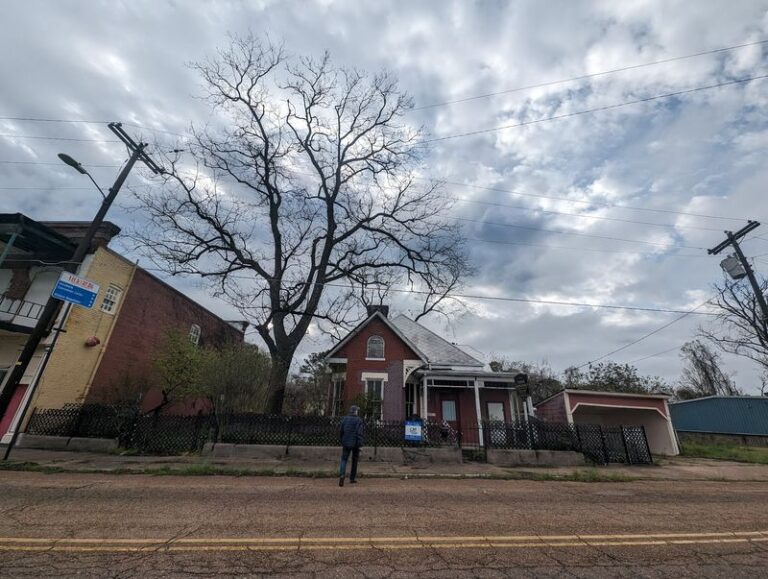 Spend A Laid-Back Day Hunting For Antiques And Tasting Local Wine In This Tiny Historic Mississippi Town
