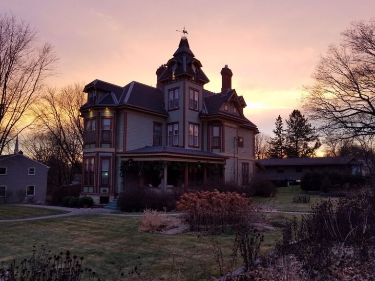 Spend The Night In A Beautiful Historic Minnesota Mansion Filled With Old-World Charm