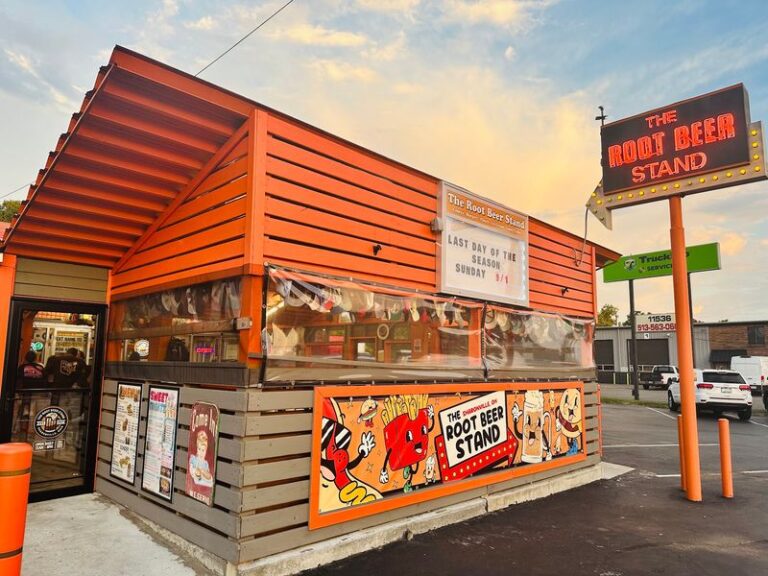 This Old-School Ohio Drive-In Still Carhops Root Beer Floats To Your Window Every Summer