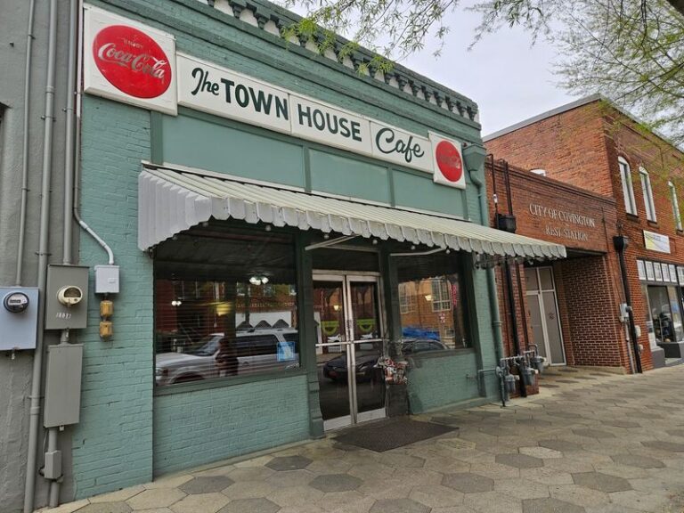 This Family-Run Georgia Diner Has Been Serving Homestyle Southern Breakfast Since The 1960s, And People Keep Coming Back