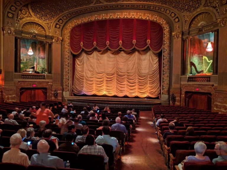 Step Inside The Oldest Operating Movie Theater In Virginia, Still Showing Films After All These Years