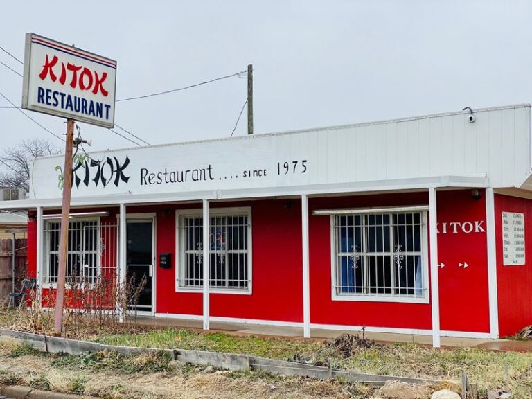 This Waco Restaurant Serves Chicken And Waffles That Locals Line Up Out The Door For