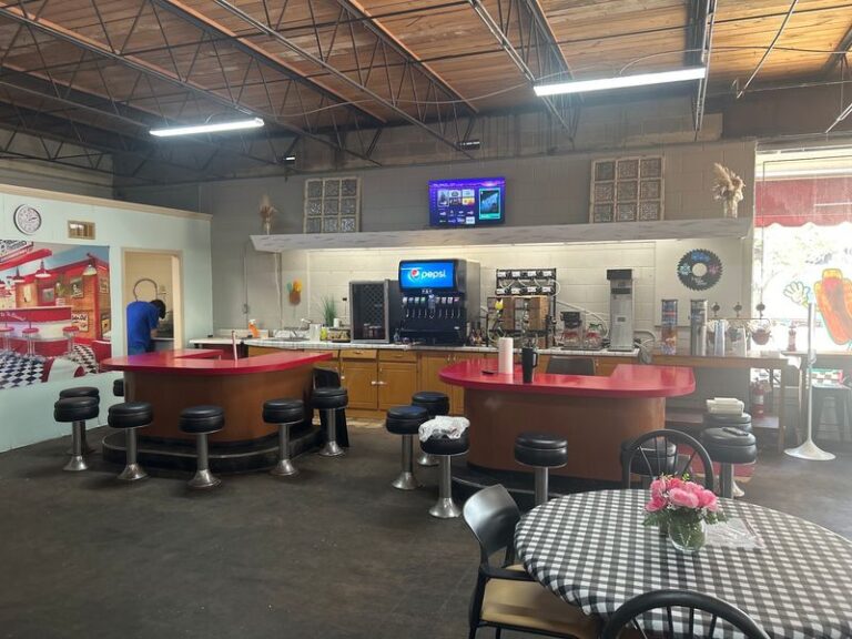 Generations Of Alabama Families Have Kept These 8 Small-Town Diners Busy