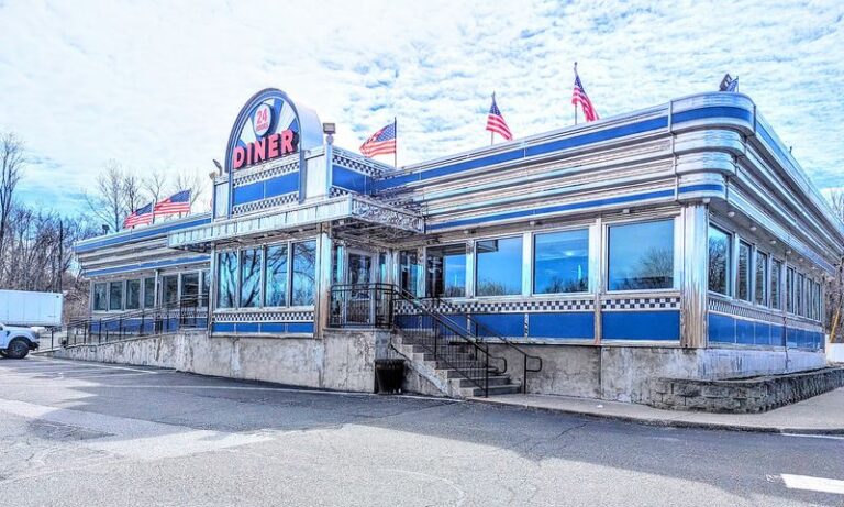 The 8 Small-Town Diners In Connecticut That Locals Have Been Raving About For Decades