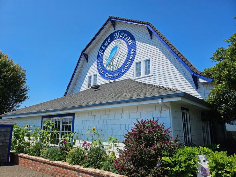 People Drive From All Over Oregon For The Marionberry Cobbler At This Little Coastal Bakery