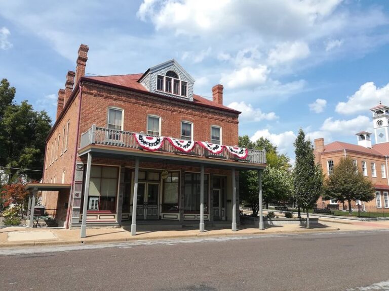 Retirees Are Falling In Love With This Peaceful Missouri Lake Town For Its Affordable, Slow-Paced Lifestyle