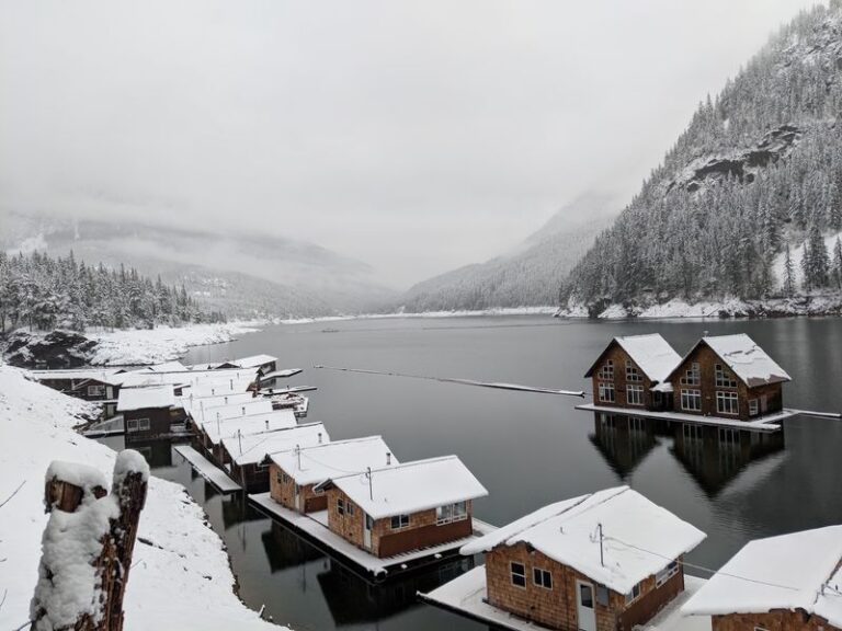 Wake Up Surrounded By Water At These Floating Cabins In Washington