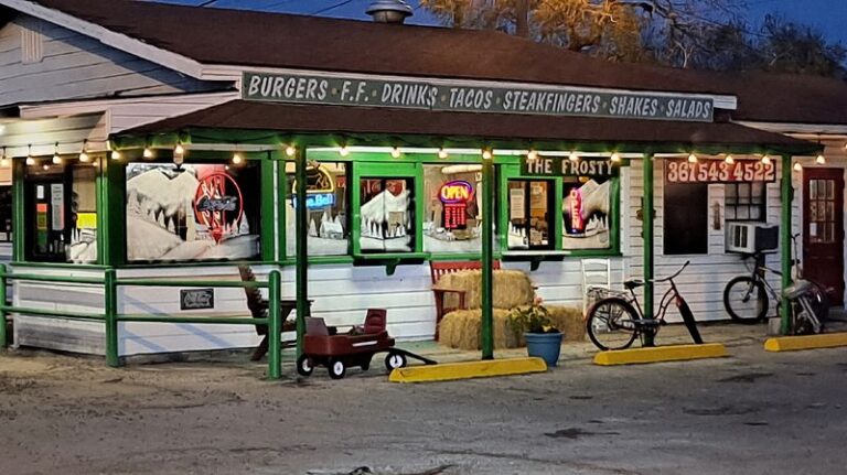 This ’50s-Era Texas Diner Serves Hand-Patted Burgers And Hand-Spun Shakes In A Nostalgic Setting