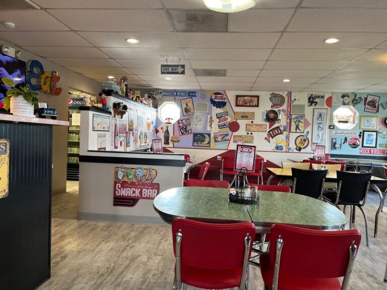 This Washington Diner Has Been Serving Old-School Comfort Food Since The 1950s, And It Still Feels Like A Time Capsule