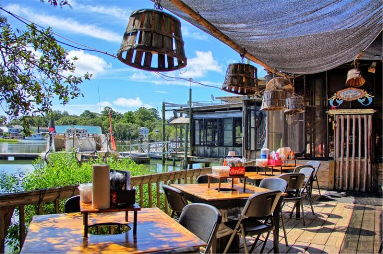This Waterfront Georgia Seafood Shack Serves The Freshest Shrimp Right Off The Boat