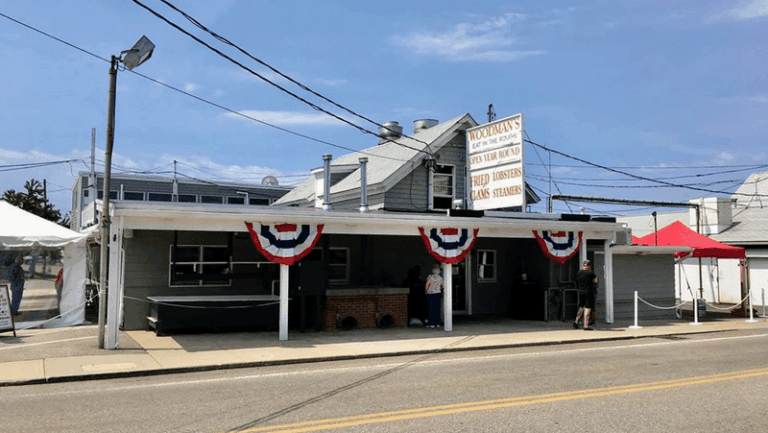 This Old-School Massachusetts Clam Shack Serves The Best Fried Clams You’ll Ever Taste