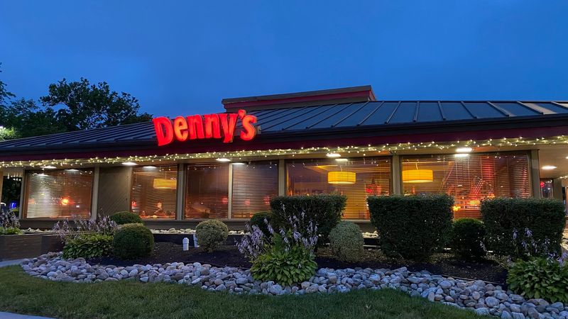 A 24-Hour Diner Anchored on Washington Boulevard A 24-Hour Diner Anchored on Washington Boulevard