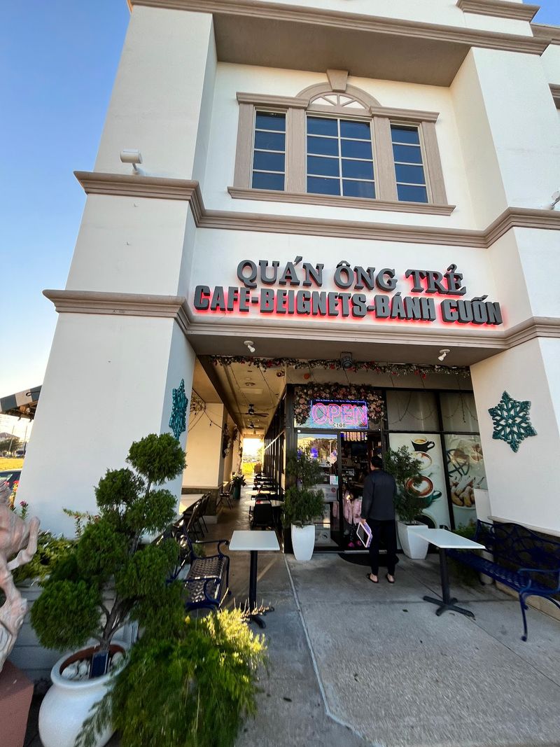 A Cafe That Straddles Two Traditions A Cafe That Straddles Two Traditions