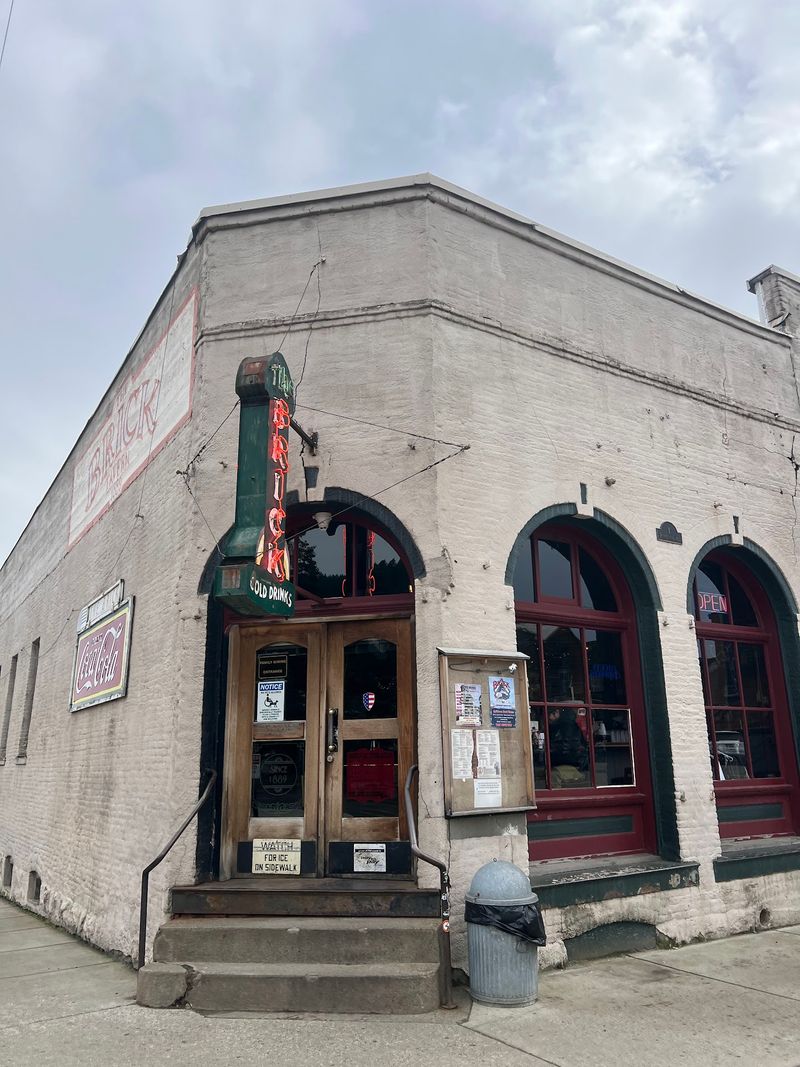 A Century-Old Stop In The Heart Of Roslyn
